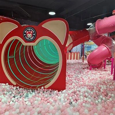 Komercyjna zjeżdżalnia na placu zabaw