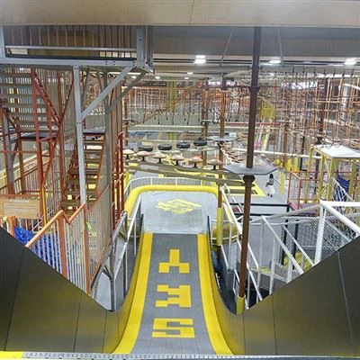 Obszar zabaw ze zjeżdżalnią w kształcie pączka